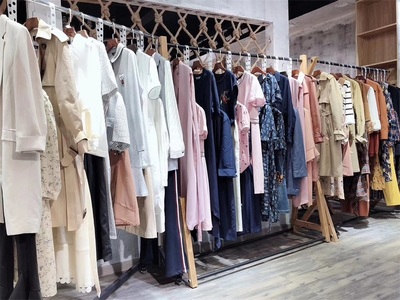 深入解析大眾品牌國外服裝店加盟費用與批發(fā)貨源策略